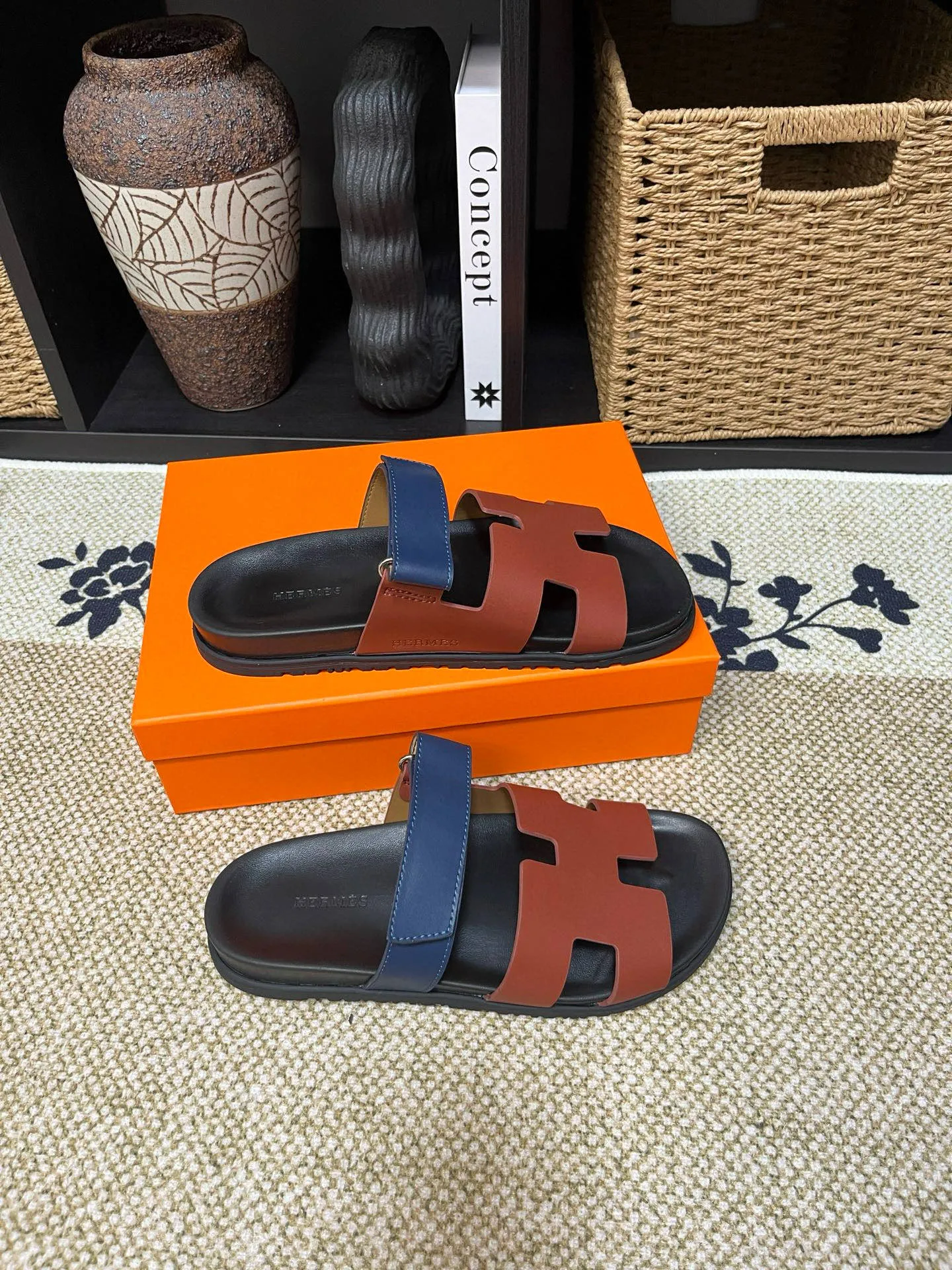 P300 Long-term stock Hermes men’s Kazimir slippers for couples - top quality woven calfskin functional sandals with intertwined uppers inspired by the “H” iconic pattern to create a casual look, perfect for summer. Imported cowhide + cowhide lining + TUP outsole Size: 35-46